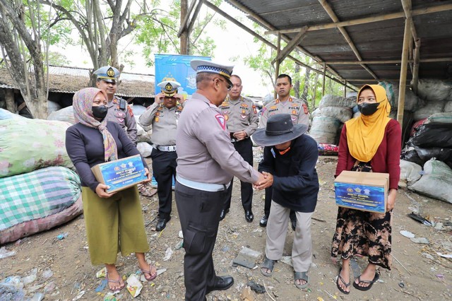 petugas korlantas memberikan bantuan kepada warga