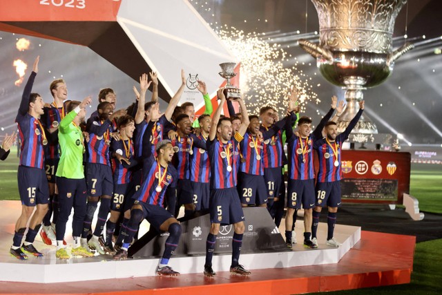Tim Barcelona merayakan gelar Piala Super Spanyol