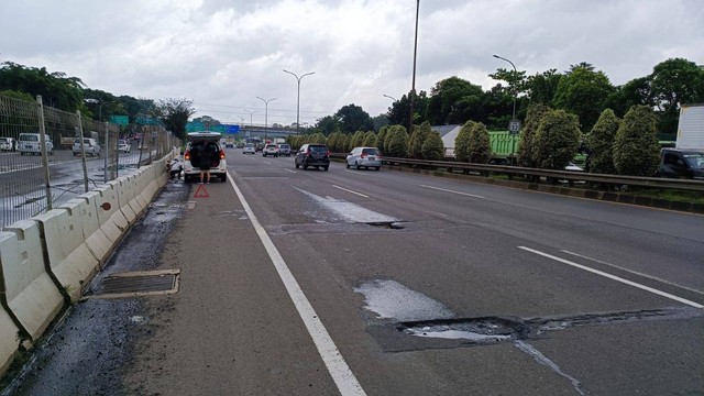 Warga setempat melihat Surya Insomnia menambal jalan berlubang di Serpong