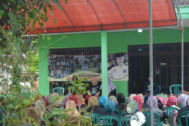 Ibu-ibu prasejahtera di Indonesia sedang mengikuti pelatihan usaha