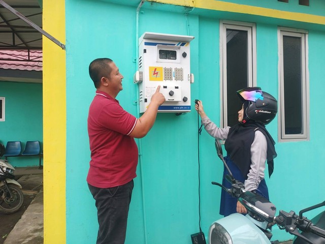 Pengguna motor listrik di kota Pontianak