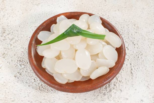 kolang kaling dalam wadah putih dengan latar belakang sederhana