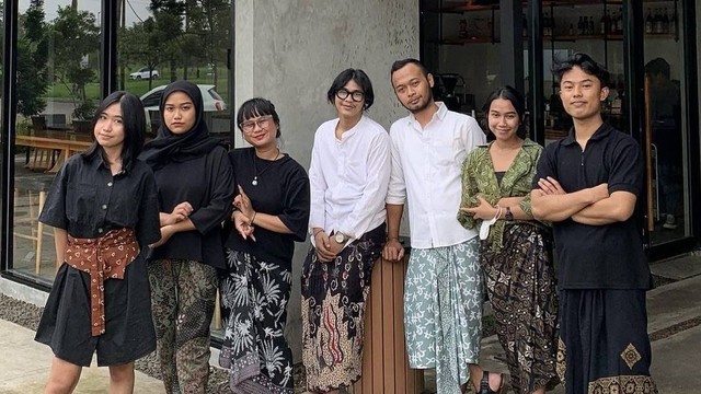 generasi milenial berkumpul di acara sosial