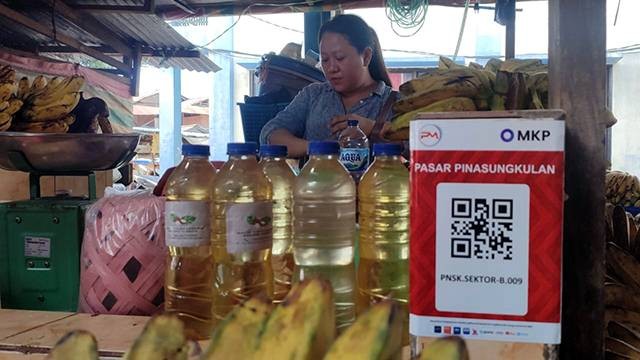 Pedagang pasar pahing memeriksa uang yang diterima