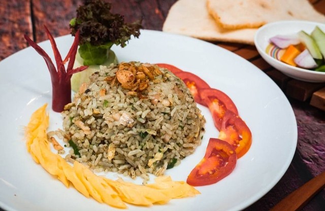 Proses memasak nasi goreng dengan bumbu yang sempurna