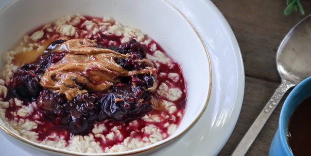 Proses pembuatan bubur candil dengan tepung beras dan ubi