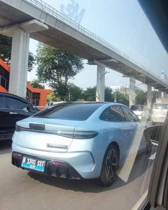 Mobil listrik BYD di jalanan Jakarta