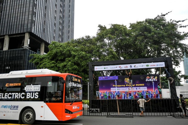 Warga Kediri merayakan Car Free Night di Jalan PK Bangsa