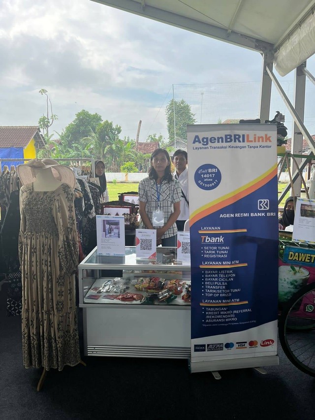 Agen BRILink Mekaar sedang berlatih penggunaan perangkat EDC