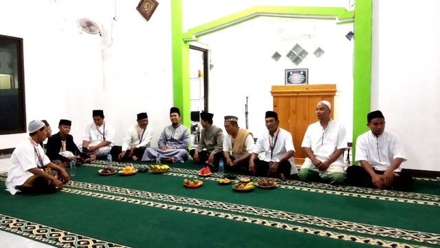 Tahlilan dalam tradisi Islam dengan perayaan komunitas