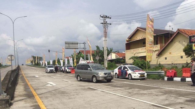 Gerbang Tol Adiwerna Tegal jalan raya modern