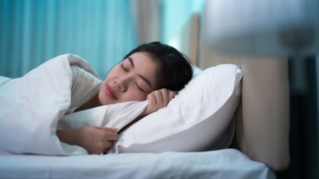 orang sedang tidur di malam hari