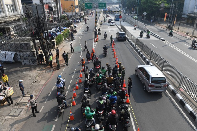Ketika Keraguan Menjadi Penghalang Kesuksesan kota modern dengan orang-orang berjalan di jalan raya