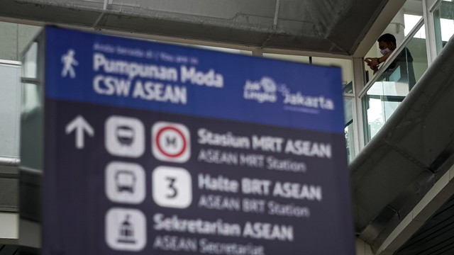 Antrean panjang di Halte Transjakarta CSW