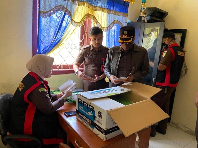 Penggeledahan di kantor desa terkait dugaan korupsi