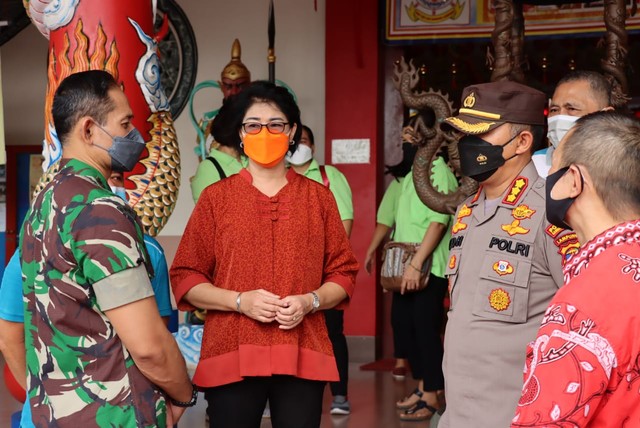 Personel TNI dan Polri melakukan patroli di sekitar klenteng selama Imlek