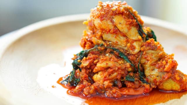 Bahan-bahan Rica Rica Ayam Kuning Daun Kemangi di meja dapur