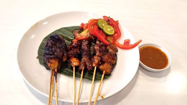 Sate ayam Teflon yang siap disajikan dengan sambal kacang