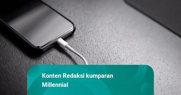 Gen Z sedang melakukan detoks digital dengan menggunakan ponsel Blackberry