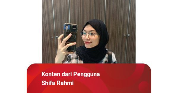 Seniman menciptakan karya seni dengan ekspresi bahagia