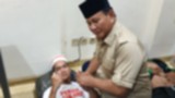 Prabowo menemui Fadhan, salah satu peserta aksi yang tumbang karena gas air mata di Rumah Aspirasi di Cut Mutia.