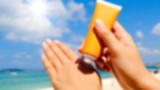 Ilustrasi memakai sunscreen