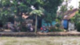 Anak-anak bermain sepeda listrik di Ciledug, Cirebon
