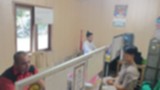 memasang bendera merah putih di leher anjing