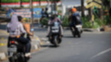 Pengendara motor lawan arus