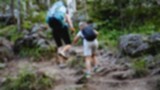 Ilustrasi anak mendaki gunung bareng orang tua