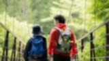 Ilustrasi anak mendaki gunung bareng orang tua