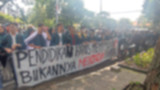 Mahasiswa ITB menggelar demo di Gedung Rektorat ITB