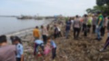 Aksi bersih-bersih Pantai Teluk