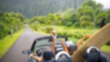 Ilustrasi turis yang menikmati liburan di Maui