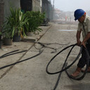 Kabel Mencuat ke Jalan