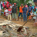 Warga Bantai Buaya
