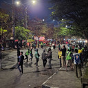 Massa Berbaju Ojol vs Mahasiswa di Makassar