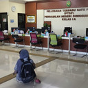Pria Perbaiki Jalan Dituduh Curi Tanah