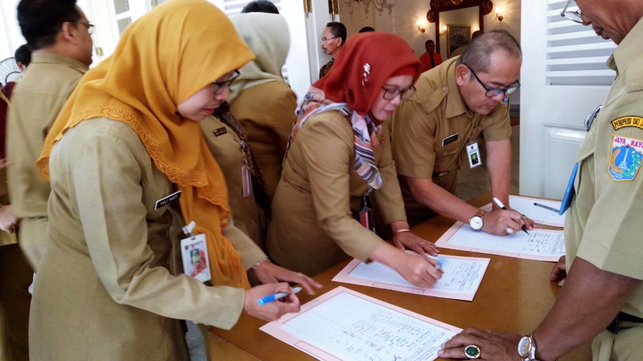 Absen PNS yang baru datang di Balai Kota