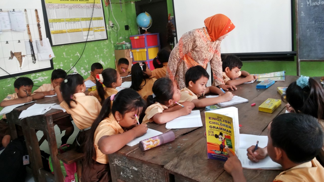 kumplus- Opini Arif Satria- Ilustrasi guru mengajar