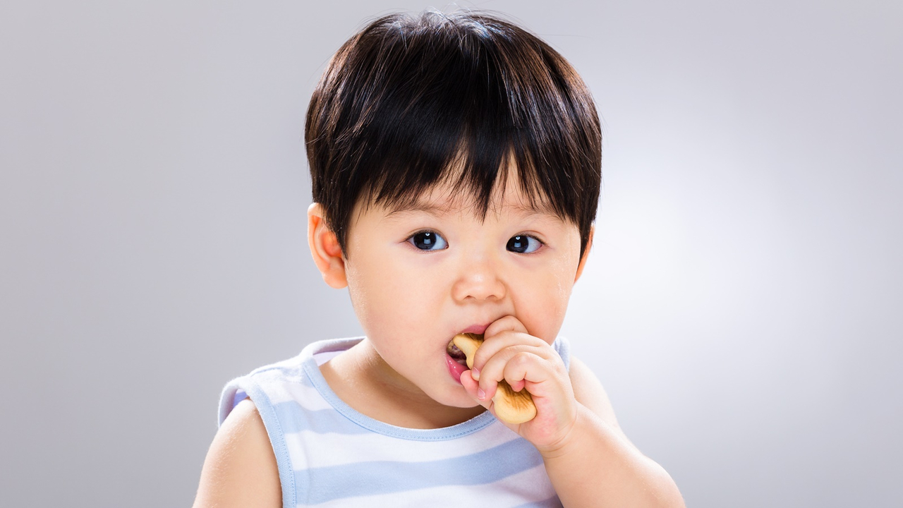 Bayi makan camilan.