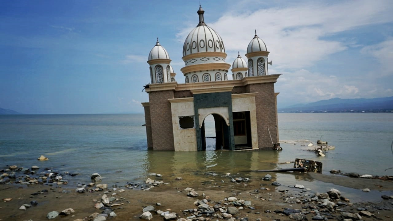 Gambar udara bangunan Masjid Arqam Bab Al Rahman atau yang lebih dikenal masjid terapung Palu.