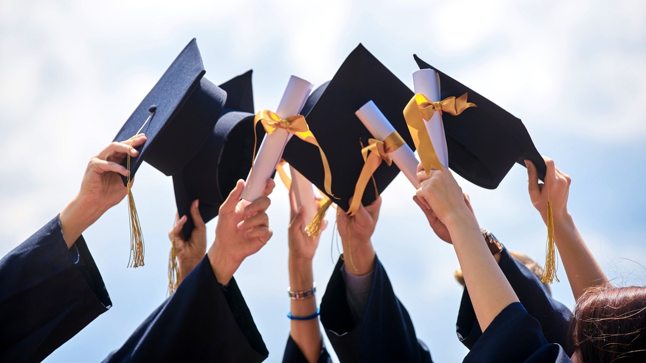 Ilustrasi wisuda, toga