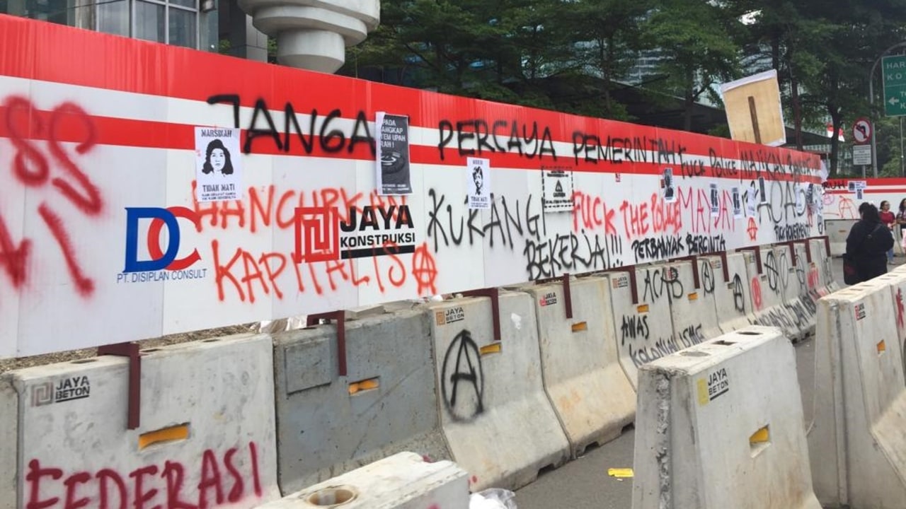 Coret-coretan massa buruh usai aksi di depan Halte Tosari.