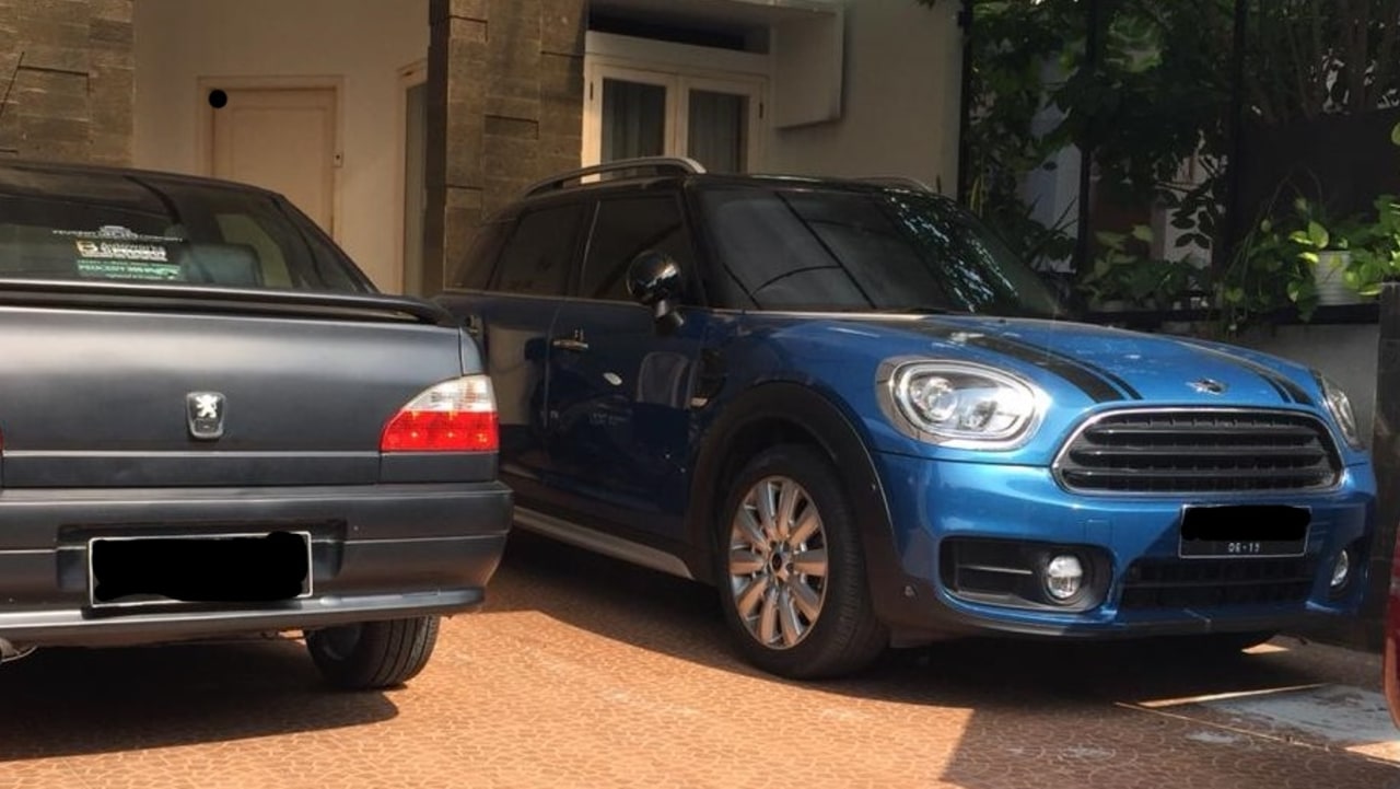 Ilustrasi Mobil Parkir di Garasi