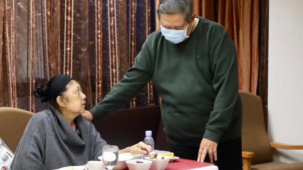 (REVISI) Ani Yudhoyono (kiri) dan Susilo Bambang  Yudhoyono (kanan) saat berada di NUH, Singapura