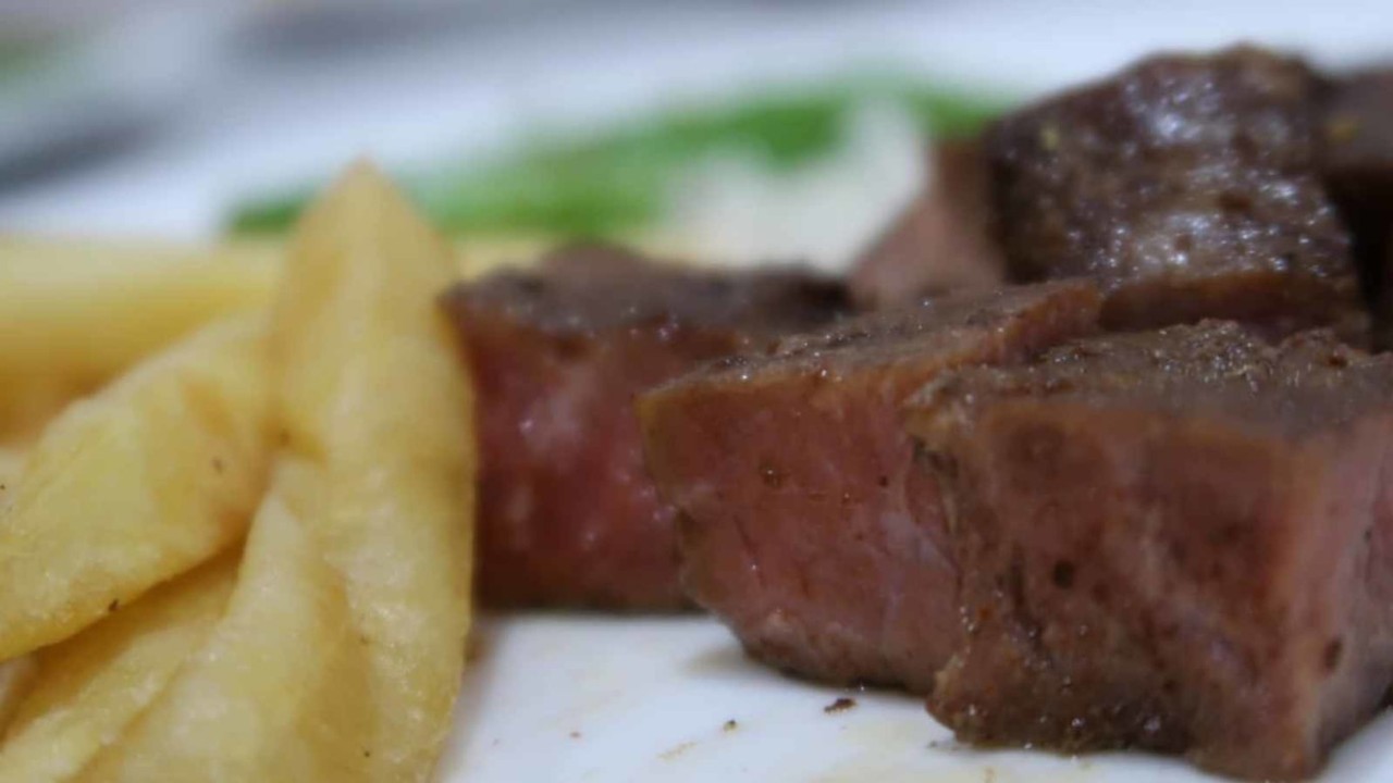 Suasana meet & Grill steak hotel by holycow! di kantor kumparan