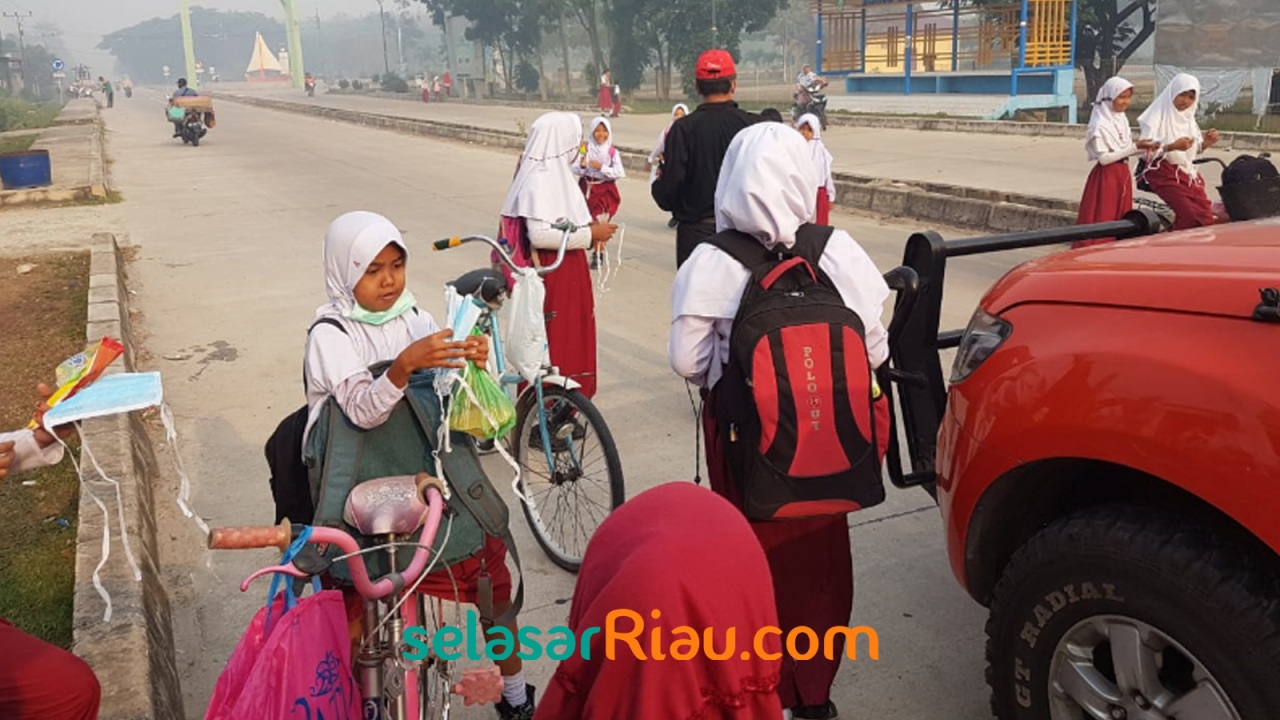 Murid-murid SD di Rupat Diliburkan12.jpg