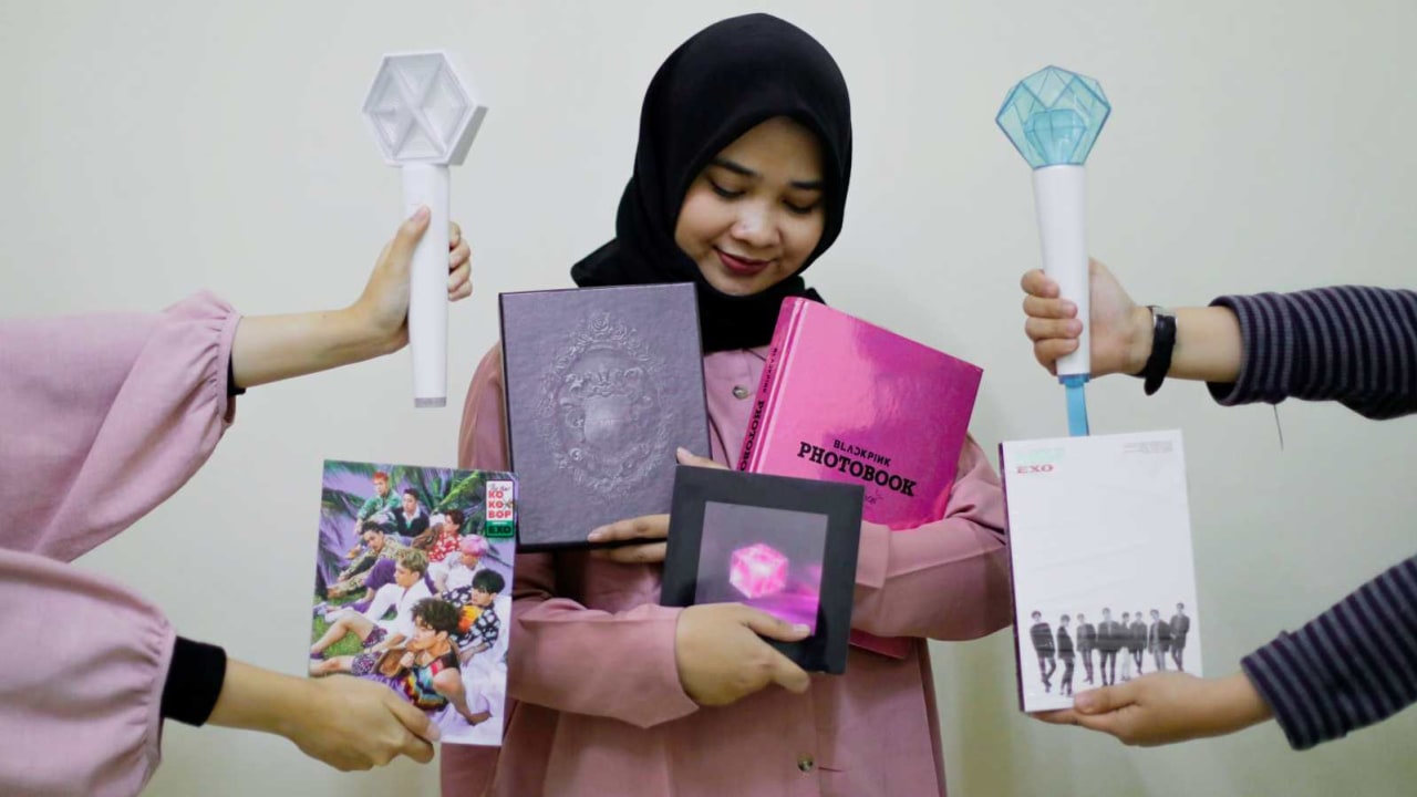 KONTEN SPESIAL, (COVER), Koleksi K-Pop, Ilustrasi Kolektor Merchandise K-Pop