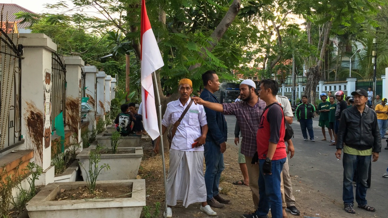 Sejumlah massa datangi asrama mahasiswa